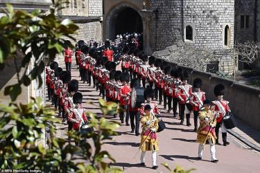 Ban nhạc Vệ binh diễu hành trong đám tang của Hoàng thân Philip, Công tước xứ Edinburgh tại Lâu đài Windsor.