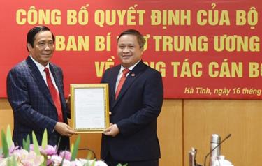 Phó Trưởng Ban Tổ chức Trung ương Nguyễn Thanh Bình trao quyết định cho ông Trần Tiến Hưng.