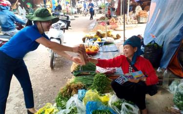 Tuổi trẻ Yên Bái tuyên truyền người dân giảm thiểu sử dụng túi nilon, rác thải nhựa.