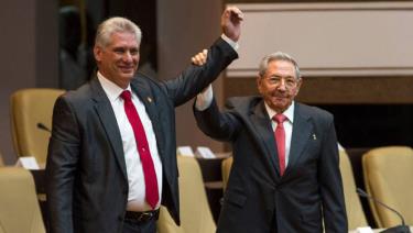 Đại tướng Raul castro Ruz (phải) và đồng chí Miguel Diaz-Canel Bermudez.