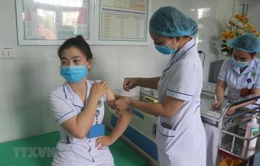 Nhân viên y tế Bệnh viên Đa khoa thành phố Vinh được tiêm vaccine phòng COVID-19.