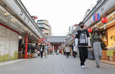 Người dân đeo khẩu trang phòng dịch COVID-19 tại Tokyo, Nhật Bản, ngày 12/4/2021.