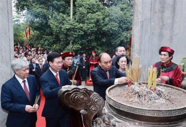 Chủ tịch nước Nguyễn Xuân Phúc và các đồng chí lãnh đạo Đảng, Nhà nước dâng hương tại điện Kính Thiên (đền Thượng).