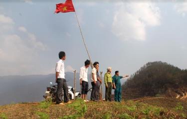 Vào thời kỳ cao điểm, lực lượng kiểm lâm cùng người dân ở các bản ứng trực 24/24 giờ tại các điểm cao nhằm phát hiện kịp thời cháy rừng.