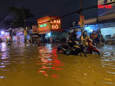 Cơn mưa lớn như trút nước diễn ra trên diện rộng tại TP Hồ Chí Minh vào chiều tối 31/10/2020 đã khiến nhiều tuyến đường, nhà dân chìm trong nước. Ảnh minh họa