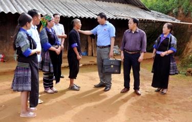 Các đại biểu HĐND huyện Mù Cang Chải thường xuyên về cơ sở để nắm bắt các tâm tư, nguyện vọng của cử tri.