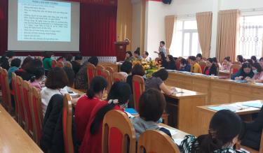 Cán bộ Trung tâm Kiểm soát bệnh tật tỉnh tập huấn triển khai tiêm chủng vắc-xin phòng Covid-19 cho cán bộ tham gia công tác tiêm chủng trên địa bàn tỉnh.