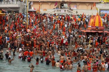 Những tín đồ tắm ở sông Hằng trong lễ hội Kumbh Mela ở Haridwar, Ấn Độ ngày 12/4