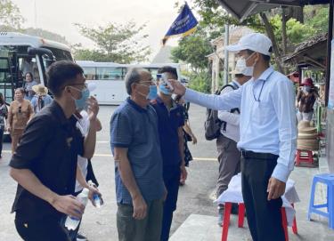 Du khách tham quan khu danh thắng Ngũ Hành Sơn đeo khẩu trang y tế, đo thân nhiệt