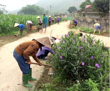 Hoạt động ngày thứ 7 cùng dân vẫn được nhiều địa phương duy trì. (Trong ảnh cán bộ và nhân dân thôn Lương Môn, xã Lương Thịnh vệ sinh, chăm sóc hoa, trồng hoa khuôn viên nhà văn hóa thôn trong ngày thứ 7 cùng dân - Ảnh: Thủy Thanh)