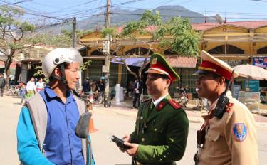 Lực lượng Công an huyện Trạm Tấu vừa tuần tra, kiểm soát vừa tuyên truyền, nhắc nhở người dân chấp hành nghiêm Luật An toàn giao thông đường bộ.