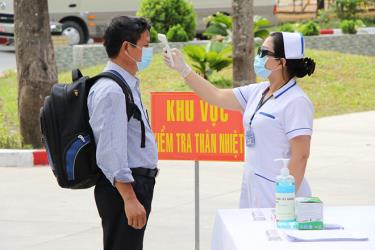 Theo Công văn, tất cả công dân khi trở về địa phương hoặc ra ngoài tỉnh Yên Bái trong dịp Lễ 30/4 - 1/5 phải đến trạm y tế xã, phường nơi lưu trú để thực hiện nghiêm việc khai báo y tế.