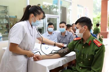 Khám sàng lọc và tiêm vắc xin phòng Covid-19 cho CBCS Trại giam Hồng Ca, Bộ Công an.