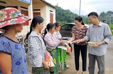 Cán bộ Phòng Dân tộc huyện Trấn Yên tuyên truyền các chính sách hỗ trợ vùng đồng bào dân tộc thiểu số.