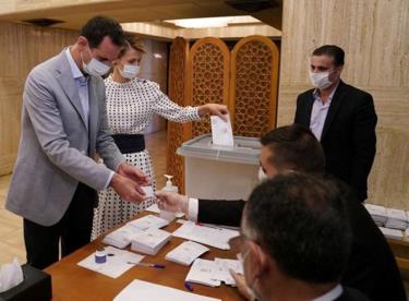 Tổng thống Syria Bashar al-Assad và phu nhân Asma tại một điểm bỏ phiếu trong cuộc bầu cử quốc hội ở Damascus, Syria vào ngày 19-7-2020.