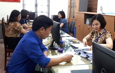 Công chức Chi cục Thuế khu vực Trấn trực tuyến m88 - Văn trực tuyến m88 hỗ trợ người nộp thuế tại bộ phận giao dịch “một cửa”.