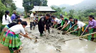 Đồng bào Mông xã Hồng Ca chung sức xây dựng nông thôn mới