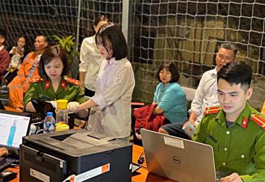 Cán bộ Công an tỉnh làm thẻ căn cước cho công dân phường Yên Thịnh, thành phố Yên Bái.