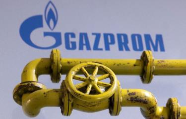 Ảnh đồ họa một van ống dẫn khí đốt đặt trên logo của Gazprom.