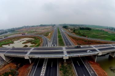 Tuyến cao tốc Hà Giang – Yên Bái – Hà Nội – Lào Cai với nút giao trực tiếp tại Lục Yên sẽ là động lực phát triển kinh tế của huyện, tiến đến thành lập thị xã Lục Yên của tỉnh Yên Bái.