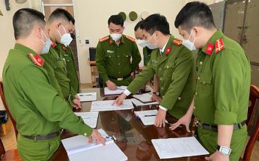 Ban chuyên án họp bàn phương án truy bắt đối tượng phạm tội.