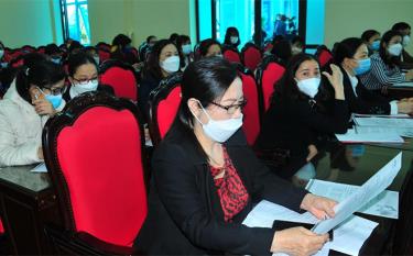 Đại diện các doanh nghiệp, tổ chức, cá nhân, hộ kinh doanh trên địa bàn thành phố Yên Bái được tập huấn về hóa đơn điệnt ử, chữ ký số.