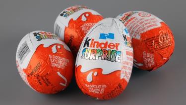 Trứng chocolate Kinder Surprise.