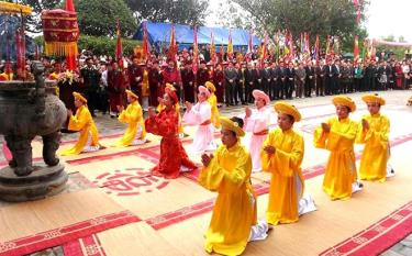 Thực hiện nghi lễ tế nữ quan trong Lễ hội đền Mẫu Âu Cơ.