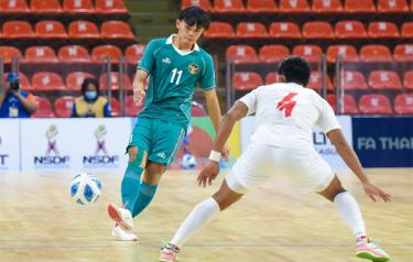 Tuyển futsal Indonesia (áo xanh) thể hiện sức mạnh vượt trội trước Myanmar.