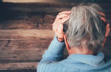 Người già đối mặt với bệnh Alzheimer.