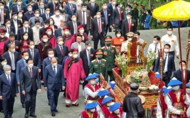 Chủ tịch nước Nguyễn Xuân Phúc cùng đoàn đại biểu về dâng hương tưởng niệm các Vua Hùng.