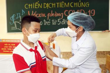 Trẻ ở độ tuổi từ 5 - dưới 12 tuổi tại Quảng Ninh được tiêm vaccine ngừa COVID-19 vào sáng 14/4.