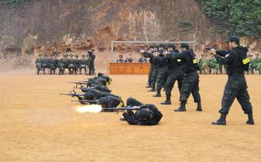 Cán bộ, chiến sĩ Phòng Cảnh sát cơ động, Công an tỉnh tích cực rèn luyện, sẵn sàng chiến đấu.