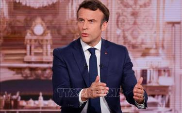 Tổng thống Pháp Emmanuel Macron phát biểu trong một chương trình truyền hình ở Paris ngày 6/4/2022.