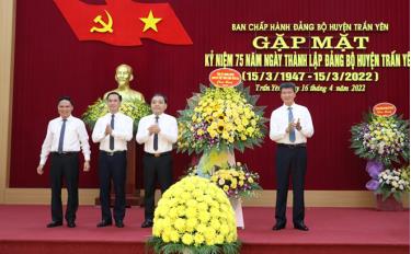 Thay mặt lãnh đạo tỉnh, đồng chí Trần Huy Tuấn - Phó Bí thư Tỉnh ủy, Chủ tịch UBND tỉnh tặng lãng hoa chúc mừng Đảng bộ huyện.