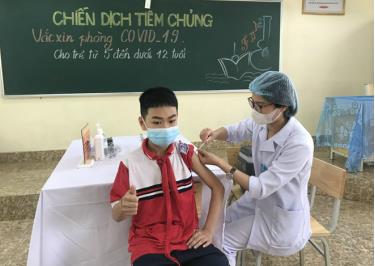 Tiêm vaccine phòng COVID-19 cho trẻ từ 5 - dưới 12 tuổi tại Trường THCS Trần Quốc Toản, TP Hạ Long, tỉnh Quảng Ninh.