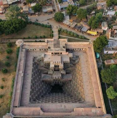 Giếng bậc thang Chand Baori là một kỳ quan kiến trúc ấn tượng ở Ấn Độ.