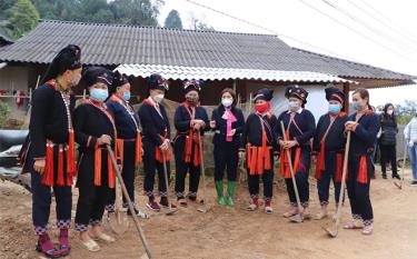 Leaders of the provincial Women's Union talk with members and women in Nam Lanh commune, Van Chan district about the implementation of the 