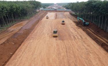 Thi công dự án cao tốc Bắc - Nam đoạn Phan Thiết - Dầu Giây (tỉnh Bình Thuận) do Ban Quản lý dự án Thăng Long (Bộ Giao thông - Vận tải) làm chủ đầu tư. 
