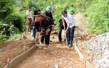 Người dân thôn Vàng Ngần, xã Suối Quyền tích cực tham gia làm đường giao thông nông thôn.