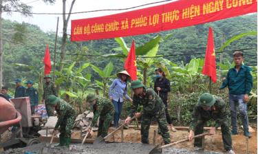 Cán bộ, chiến sĩ lực lượng vũ trang huyện Lục Yên tham gia “Ngày cuối tuần cùng dân” tại cơ sở.