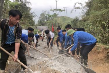 Đoàn viên, thanh niên xã Trạm Tấu cùng người dân tham gia kiên cố hóa đường giao thông thôn Tấu Trên.