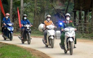 Tổ Covid-19 cộng đồng và các tổ phục vụ công tác phòng, chống dịch xã Phúc An, huyện Yên Bình tuyên truyền lưu động công tác phòng, chống dịch Covid-19 tại các khu dân cư.