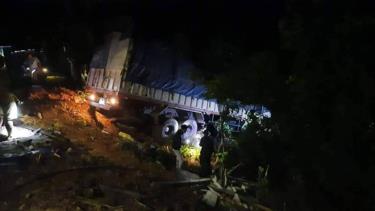 Chiếc xe tải biển số Lào mất phanh lao vào nhà dân khiến 3 người tử vong, 1 bị thương.
