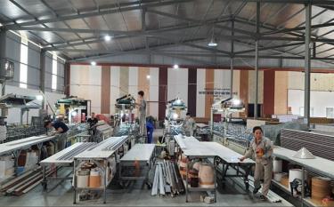 Sản xuất tấm ốp trần tại Công ty cổ phần An Phú.