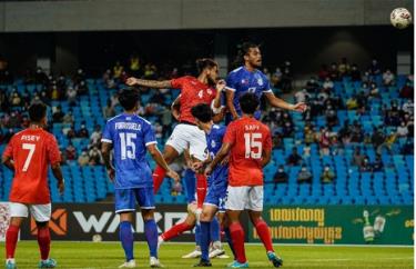 U23 Campuchia (áo xanh) tham dự SEA Games 31 mà không có cầu thủ quá tuổi.