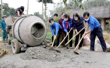 Tuổi trẻ Yên Bái thực hiện bê tông hóa tuyến đường giao thông nông thôn tại xã Minh Xuân, huyện Lục Yên.