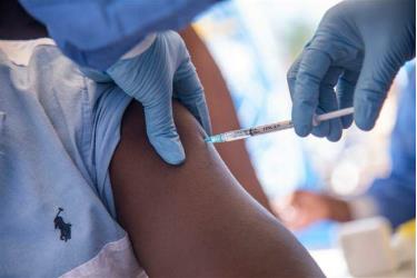 Nhân viên y tế tiêm vaccine ngừa bệnh do virus Ebola gây ra trong chiến dịch tiêm chủng tại Mbandaka, CHDC Congo.
