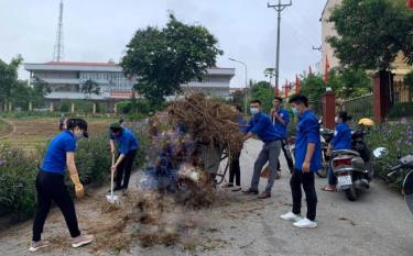 Đoàn viên thanh niên phường Đồng Tâm tham gia dọn dẹp vệ sinh đường phố, góp phần xây dựng một môi trường sống sáng, xanh, sạch, đẹp.
