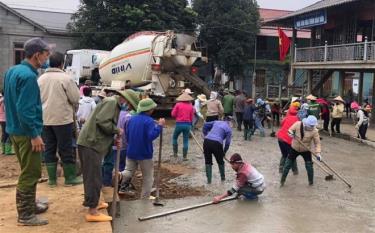 Hưởng ứng sự vận động của Chi bộ bản Vãn, Đảng bộ xã Sơn A, người dân trong bản góp công làm công trình phụ trợ nhà văn hóa của bản.
